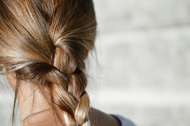 Mengapa Rambut Rontok? Kenali 4 Penyebab dan Cara Mengatasinya