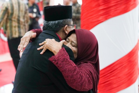 Ibu Hadir Dipelantikan DPRD Jatim, Agus Black Hoe: Ini Wujud Doa Si Mbok