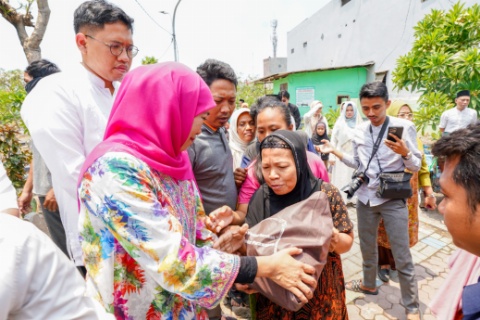 Nikahkan Putra Ketiganya, Khofifah Ziarah Makam dan Gelar Yatiman