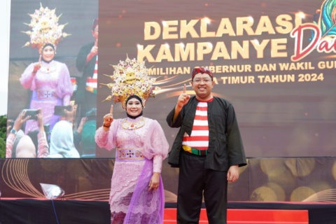 Deklarasi Kampanye Damai, Luluk-Lukman Nyentrik Kenakan Busana Adat Kencono Wungu dan Sakera