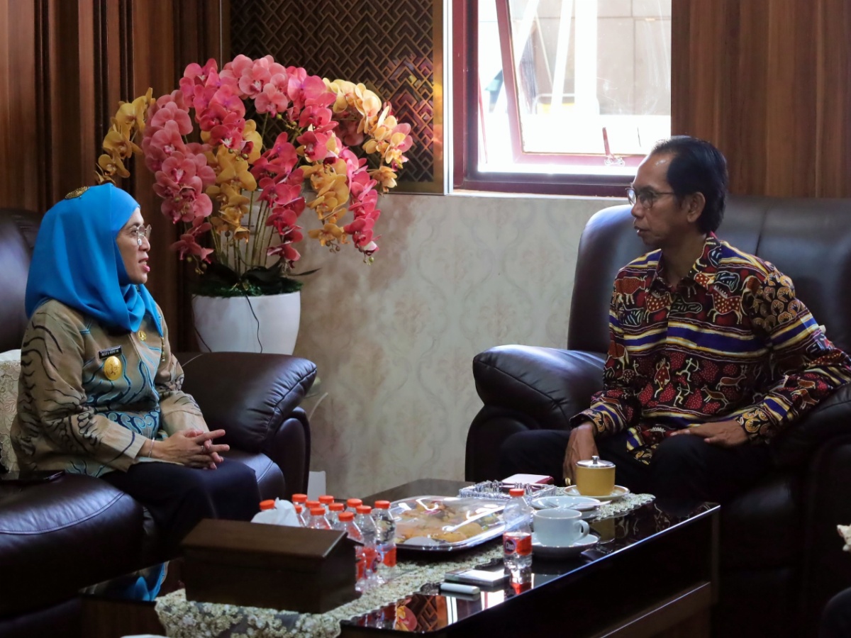 Penjabat Sementara (PJs) Wali Kota Surabaya Restu Novi Widiani saat berdiskusi dengan Ketua Sementara DPRD Kota Surabaya, Adi Sutarwijono, pada Jumat (27/09/2024). Foto: Diskominfo untuk cakrawalanews.co