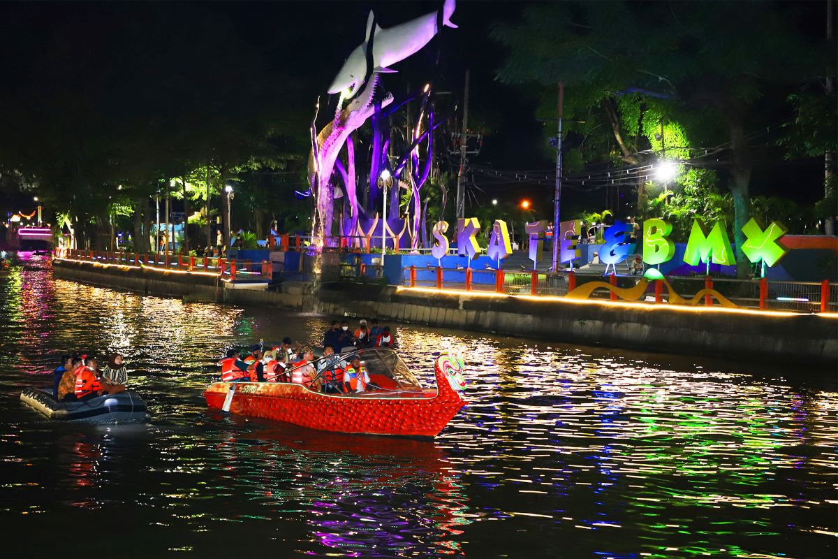 Wisata Susur Sungai di Kalimas