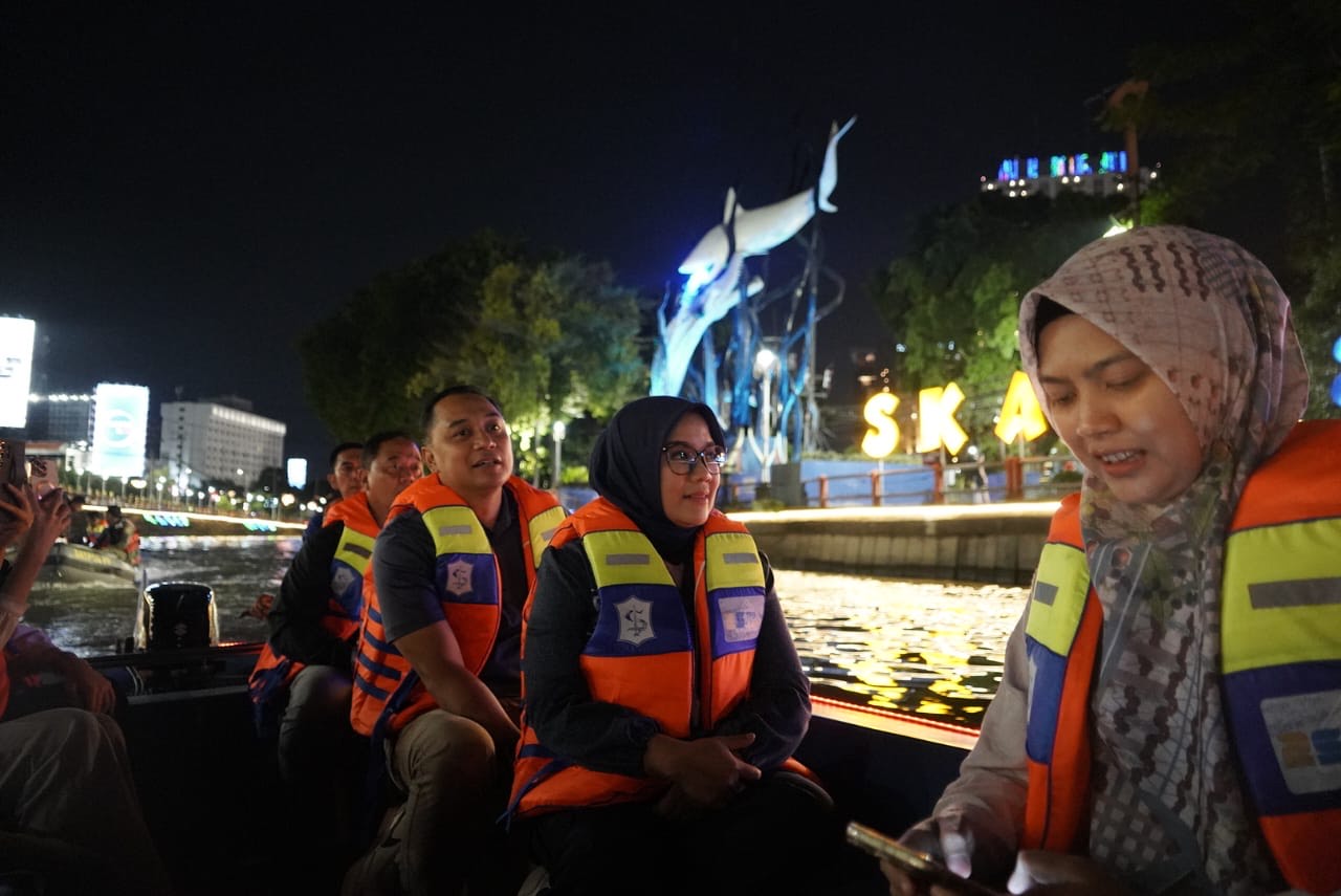Wali Kota Surabaya Eri Cahyadi saat mencoba wisata susur sungai kalimas