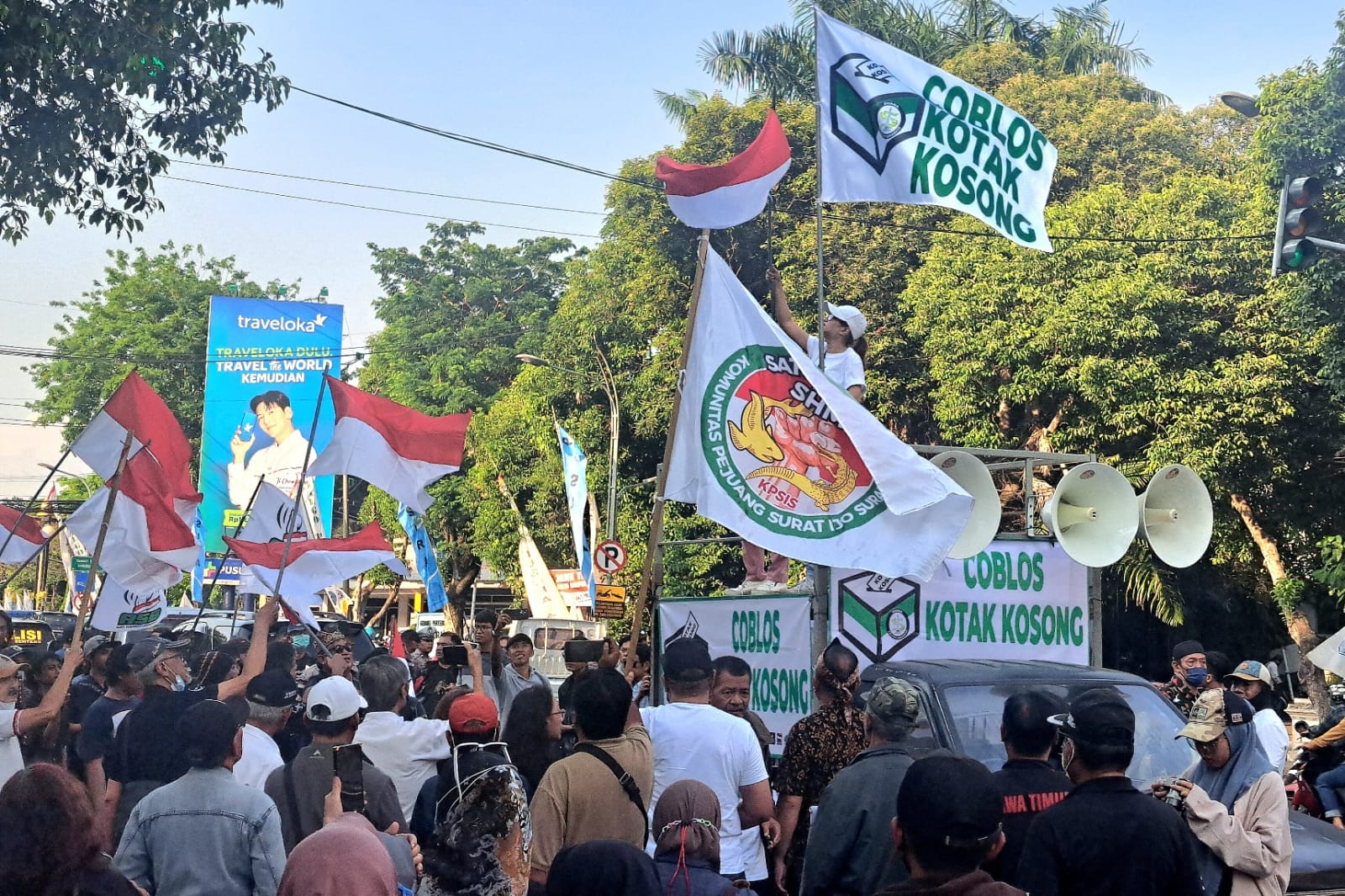 Pendukung Kotak Kosong di Pilkada Surabaya 2024 Gelar Deklarasi di depan Gedung DPRD Surabaya