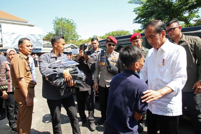 Cek Harga Pangan di Pasar Soponyono, Presiden Jokowi Pamitan Ke Masyarakat Surabaya
