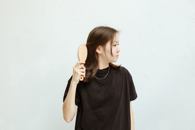 5 Cara Sederhana Mengatasi Rambut Rontok