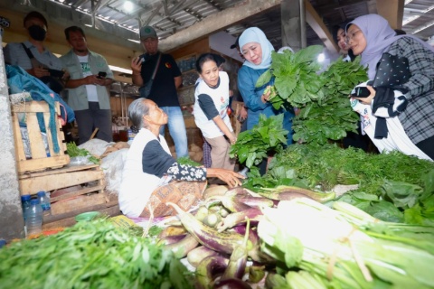 Blusukan di Pasar Magetan. Khofifah Borong Sayur dan Ajak Buruh Gendong Sarapan Bareng