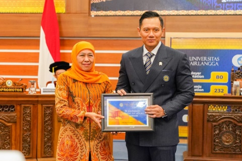 AHY Raih Gelar Doktor Universitas Airlangga, Khofifah: Sosok Politisi dan Akademisi yang Berkarakter Transformational Leader