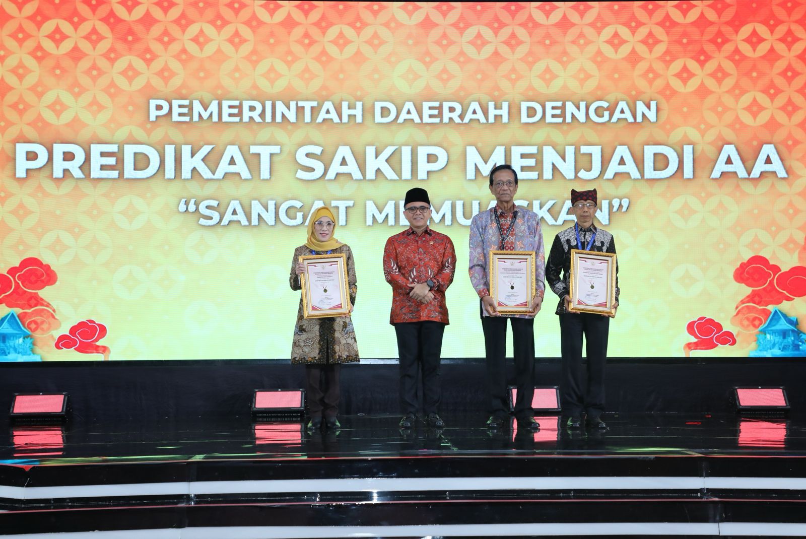 Kota Surabaya mencatat sejarah sebagai kota pertama dan satu-satunya di Tanah Air yang berhasil meraih predikat AA (Sangat Memuaskan) dalam penilaian Sistem Akuntabilitas Kinerja Instansi Pemerintah (SAKIP). Penghargaan tersebut diserahkan langsung oleh Menteri Pendayagunaan Aparatur Negara dan Reformasi Birokrasi (PAN RB), Abdullah Azwar Anas, di Jakarta, Rabu (02/9/2024).