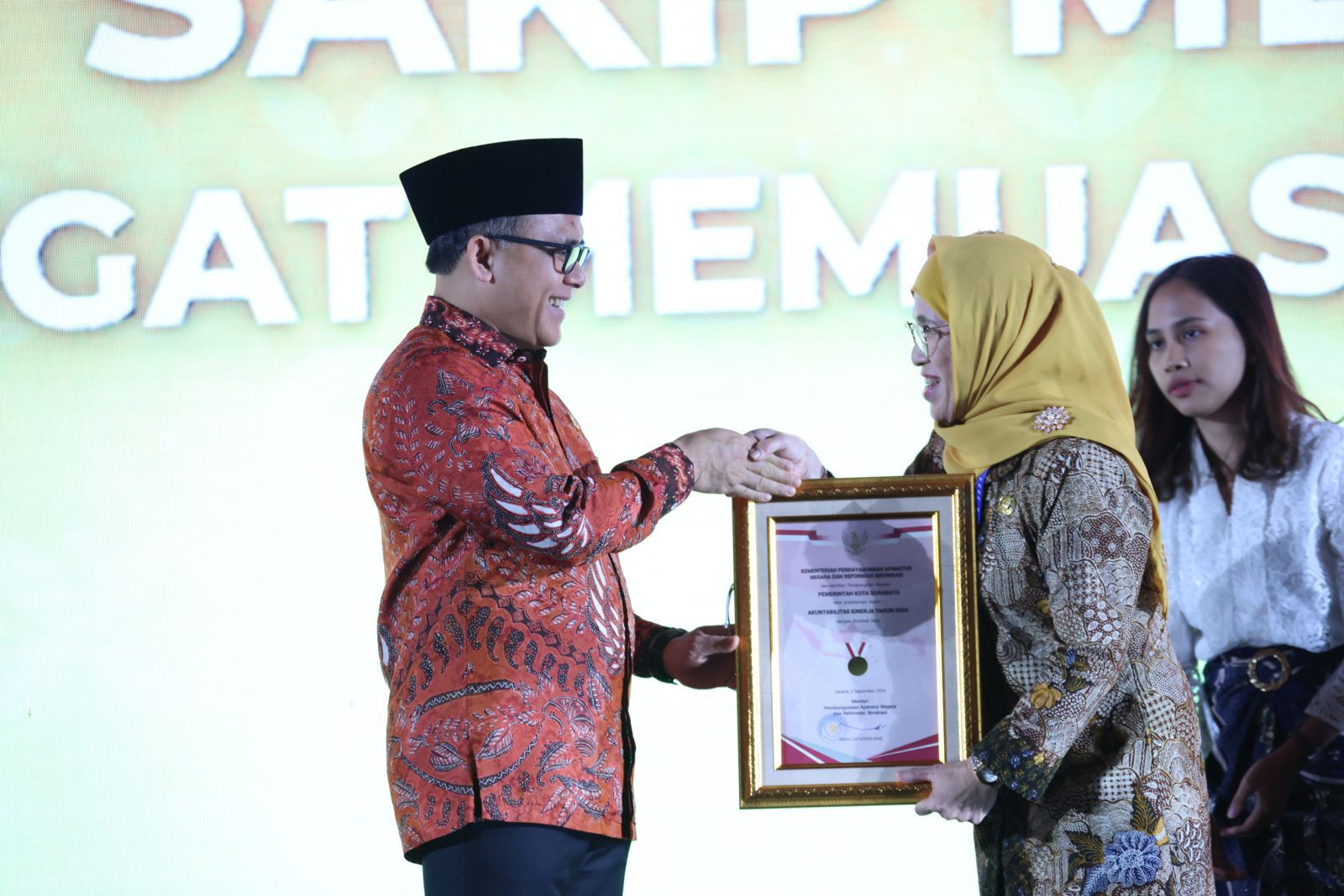 Kota Surabaya mencatat sejarah sebagai kota pertama dan satu-satunya di Tanah Air yang berhasil meraih predikat AA (Sangat Memuaskan) dalam penilaian Sistem Akuntabilitas Kinerja Instansi Pemerintah (SAKIP). Penghargaan tersebut diserahkan langsung oleh Menteri Pendayagunaan Aparatur Negara dan Reformasi Birokrasi (PAN RB), Abdullah Azwar Anas, di Jakarta, Rabu (02/9/2024).