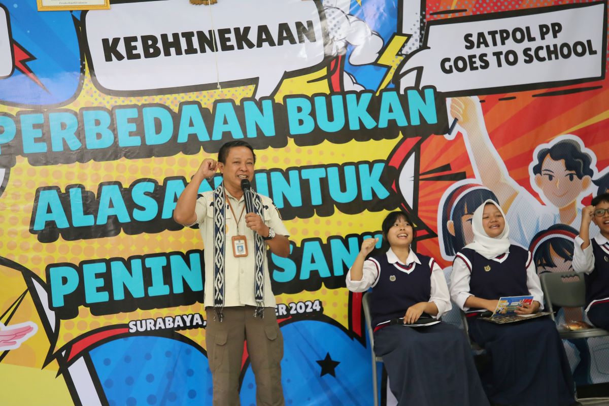 Sosialisasi Bahaya Kenakalan Remaja, Pemkot Surabaya Gelar Satpol PP Goes To School di SMP Barunawati