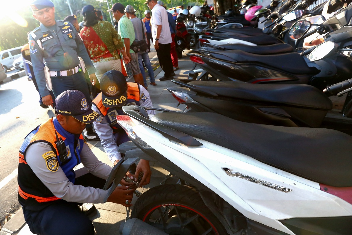 Razia Parkir Liar, Dishub Surabaya Amankan 2 Jukir dan Gembok Ratusan Motor