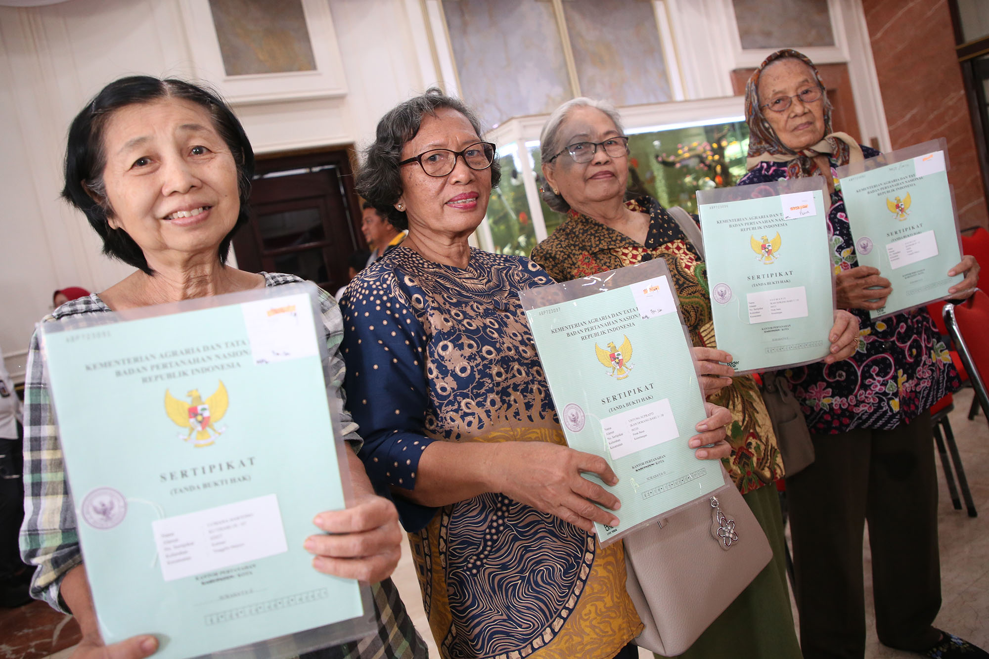 Terima Sertifikat HGB, 39 Pemegang Surat Ijo dapat Kepastian Hukum