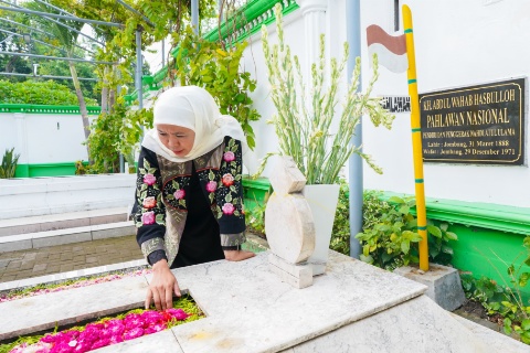 Hari Tenang Kedua, Khofifah Ziarah ke Makam Kiai Wahab Chasbullah dan Kiai Bisri Syansuri di Jombang