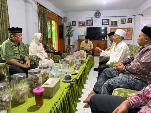 Kunjungi Ponpes Sunan Drajat, Ini Pesan KH Abdul Ghofur untuk Risma