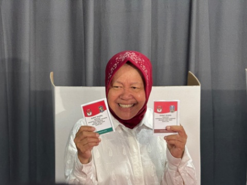 Jadi Pemilih Pertama di TPS 16 Wiyung, Risma: Saya Sudah Biasa Menunggu