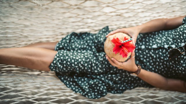 6 Manfaat Air Kelapa untuk Ibu Hamil dan Janin