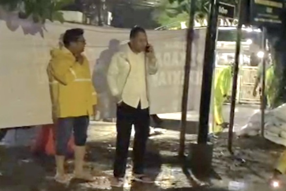Eri Cahyadi saat memantau saluran