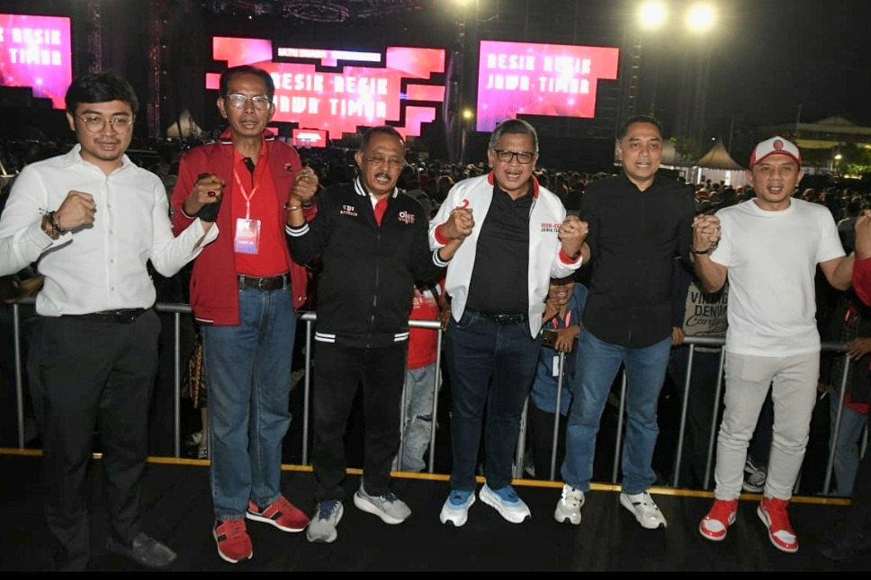 Pesta Rakyat Satu Suara - Hasto Bersama pasangan Wali kota dan Wakil Wali Kota Surabaya Eri-Armuji saat hadir di Pesta Rakyat Satu Suara Selasa (19/11/2024) Malam