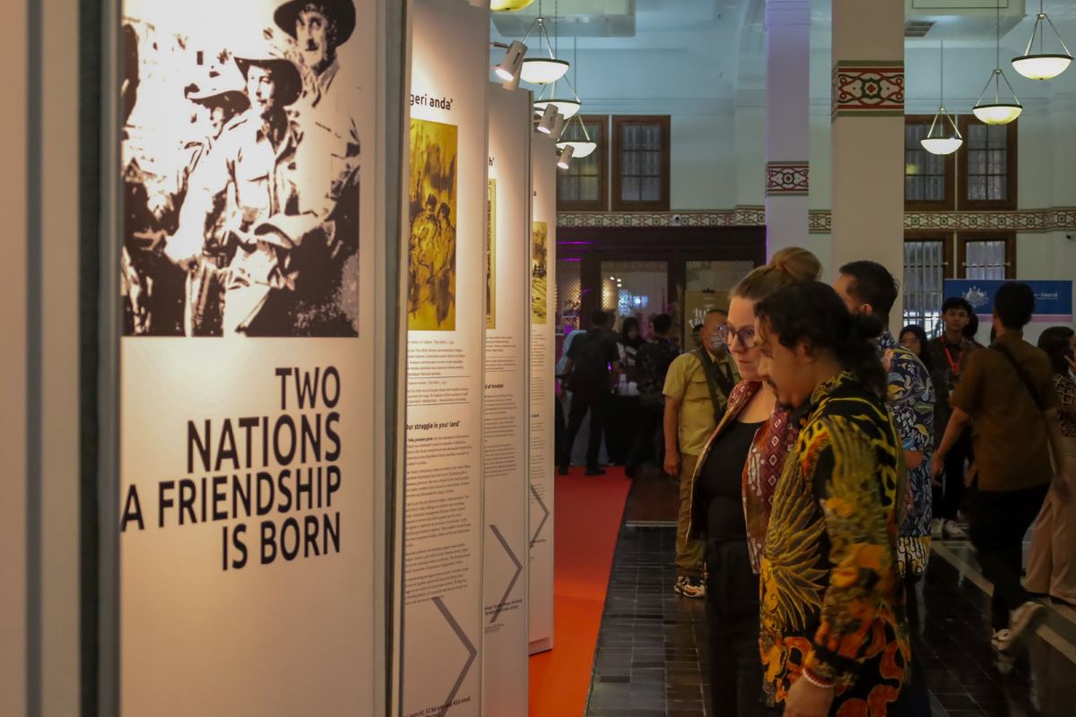Pengunjung saat melihat dokumenter di pameran bertajuk Two Nations a Friendship is Born