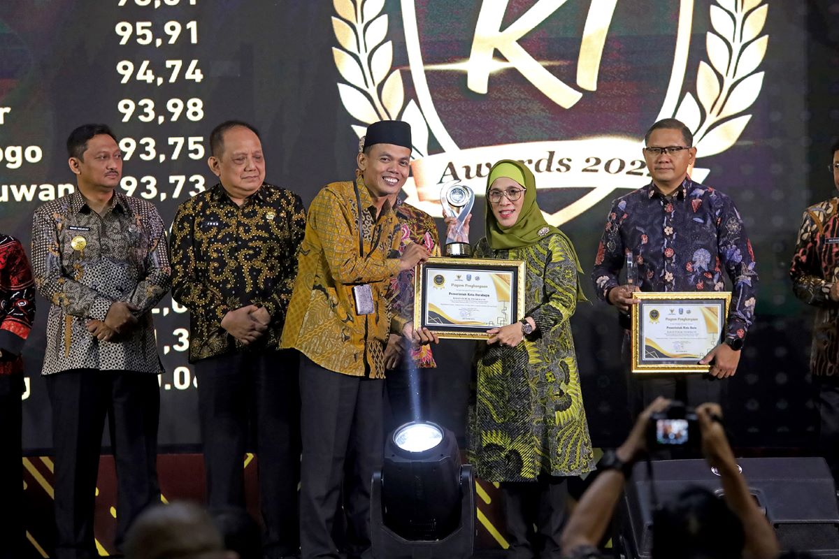 Pemkot Surabaya Raih Penghargaan Badan Publik Informatif dalam KI Jatim Awards 2024
