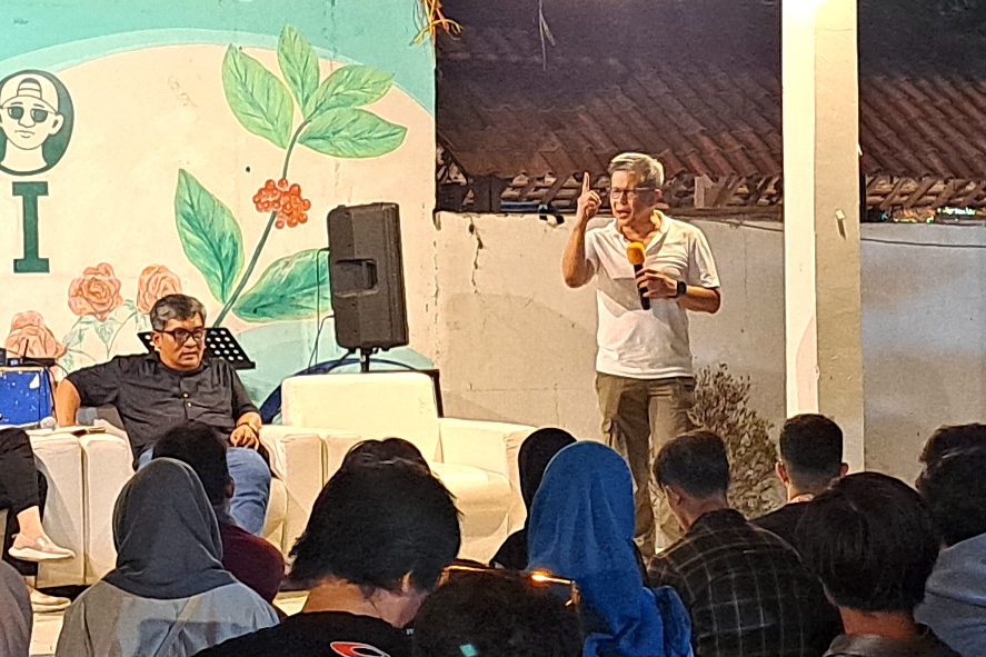 Rocky Gerung saat sapa anak muda Surabaya