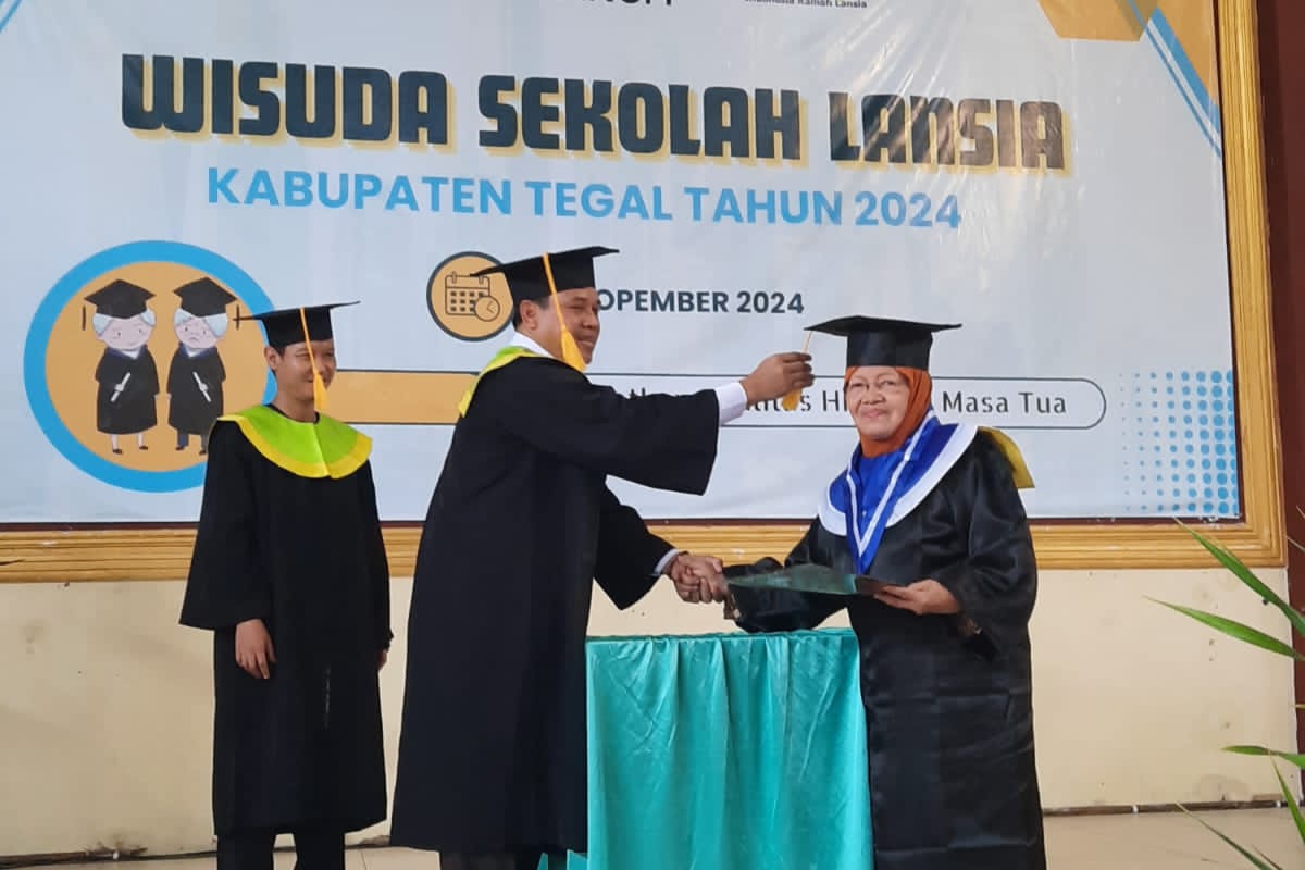Sekolah Lansia Kabupaten Tegal Luluskan 235 Wisudawan, Dorong Lansia SMART