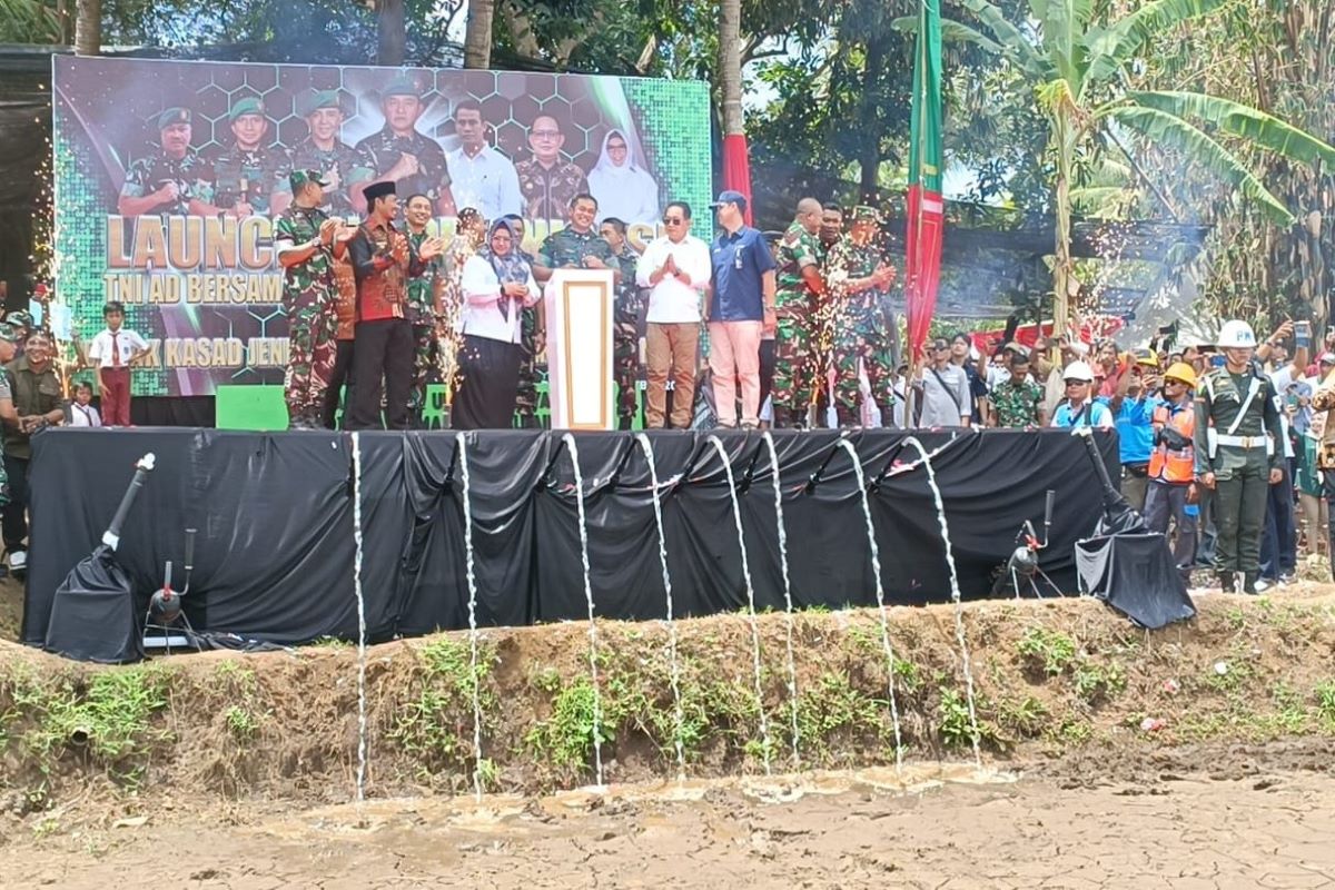 TNI-AD Jawab Keluh Kesah Warga Pulau Bawean dengan Tindakan Nyata