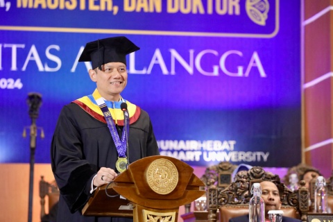 Resmi Raih Doktor di Wisuda Pascasarjana Unair. Berikut Paparan Menko AHY