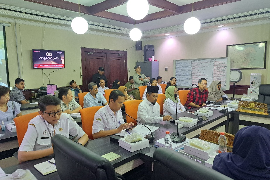 Penghuni apartemen bale Hinggil saat rapat dengar pendapat di komisi C DPRD Surabaya, Rabu (11/12)
