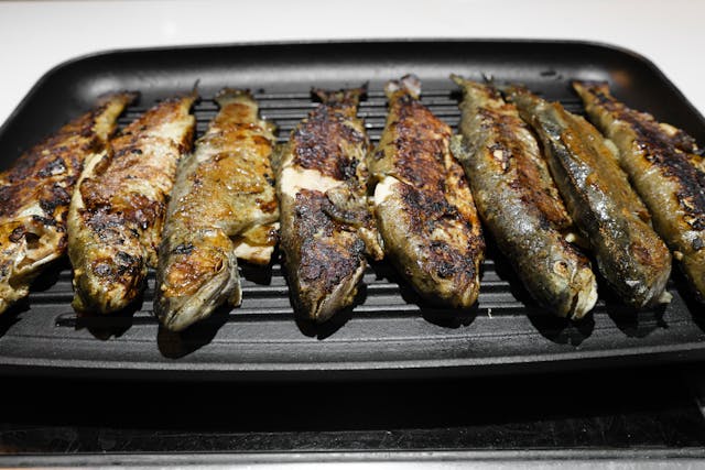 5 Cara Mengatasi Duri Ikan Tersangkut di Tenggorokan