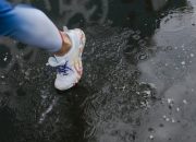 5 Jenis Sepatu yang Sebaiknya Dihindari Saat Musim Hujan