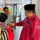 Kader PDIP Surabaya Achmad Hidayat saat menemui warga yang kesulitan membayar biaya persalaninan. foto: istimewa
