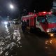 Unit Mobil Pemadam kebakaran melakukan penyedotan Genangan Air di sejumlah titik di surabaya. foto Diskominfo