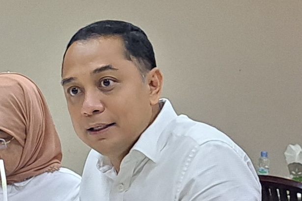 Wali kota Surabaya Eri Cahyadi saat memberikan keterangan pers pada selasa (11/12/2024)