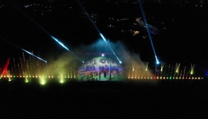 Pesona Tahun Baru di Surabaya: Laser Air Mancur dan Kembang Api Hiasi Jembatan Suroboyo