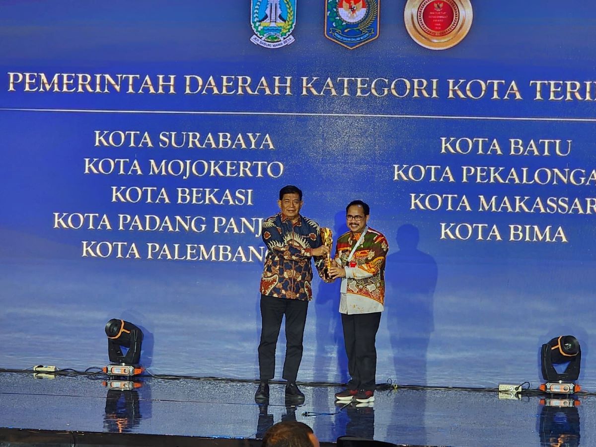 Dalam kesempatan tersebut, Wakil Menteri Dalam Negeri RI, Ribka Haluk menyerahkan penghargaan prestisius itu kepada Wali Kota Surabaya Eri Cahyadi, yang diwakili oleh Sekretaris Daerah (Sekda) Kota Surabaya Ikhsan.