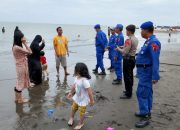 Polisi Perketat Pengamanan Objek Wisata Pantai Di kota Tegal Saat Libur Nataru