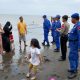 Petugas Kepolisian saat berpatroli di tempat wisata dikawasan Tegal. Foto: Teguh