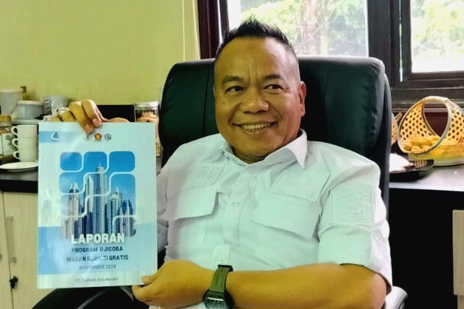 Yona Bagus Widyatmoko saat menunjukkan laporan uji coba makan Bergizi Gratis