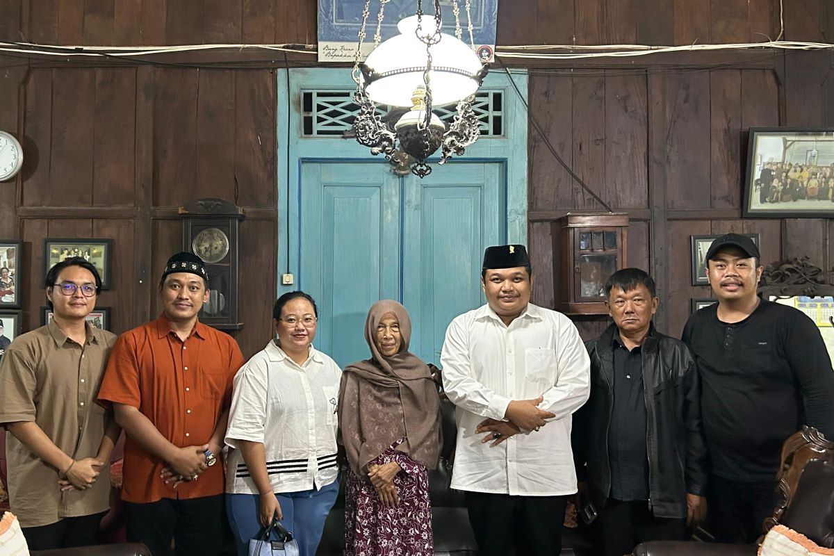 Tapak Tilas - kader banteng surabaya saat berfoto bersama sesepuh ndalem pojok kediri. Foto: Istimewa