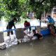 penanganan banjir Gunung anyar- Petugas dari Pemkot Surabaya melakukan pemasangan sandbag untuk menghalau air masuk kembali ke saluran warga. Foto: Diskominfo Surabaya