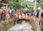 Tim BPBD Jatim Bersama Pj Gubernur Respon Cepat Tangani Dampak Banjir di Bondowoso
