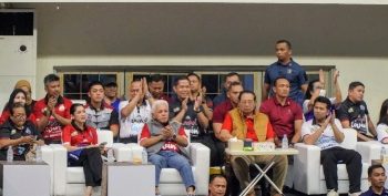 Presiden RI Ke-6 Susilo Bambang Yudhoyono (SBY) melihat secara langsung pertandingan antara Jakarta Lavani Livin Transmedia melawan Jakarta Garuda Jaya di GOR Ken Arok Malang pada Jumat (17/1/2025). Foto: Ist