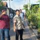Alif Iman Waluyo, Sekretaris Komisi C DPRD Surabaya saat meninjau perbaikan dampak bencana angin kencang di kawasan balas Klumprik Rabu (08/01). Foto: Istimewa