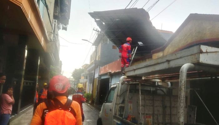 Diterjang Angin Kencang, Belasan Atap Rumah Di Surabaya Rusak 