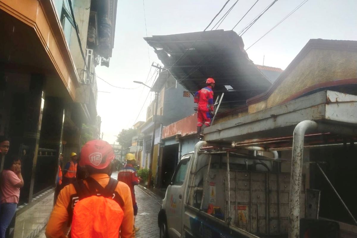 Atap rumah yang rusak akibat terjangan angin kencang. Foto: Istimewa