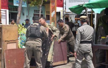 petugas mengangkut barang saat penertiban bangli petugas mengangkut barang saat penertiban bangli