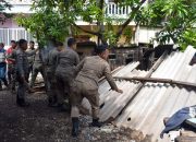 petugas melakukan perobohan bangunan saat penertiban