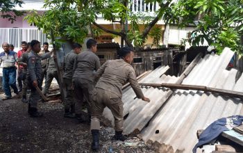 petugas melakukan perobohan bangunan saat penertiban